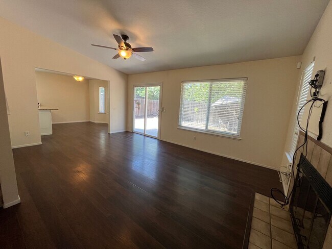 Foto del edificio - Spacious 3bed 2.5bath 2 story home available now!