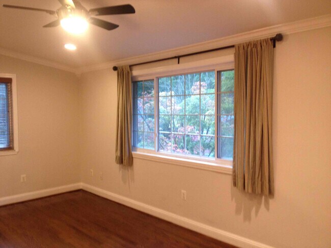 Foto del edificio - 8315 Roanoke Ave