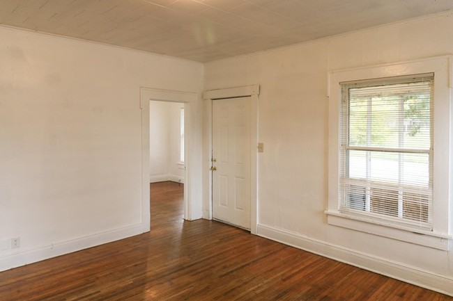 Building Photo - 1024 E 5th Pl