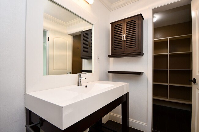 Foto del edificio - 6000 Inwood Dr