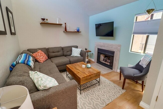 Foto del edificio - Stunning 2 bed 2 bath top floor condo in g...