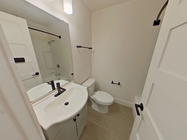 Foto del edificio - 685-695 East 16th Alley