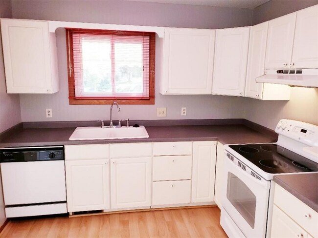 Foto del edificio - 3444 Pilgrim Ln N