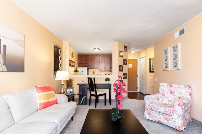 1HAB, 1BA - Stadium, sala de estar de lujo con cocina - Brookhaven Manor Senior Living