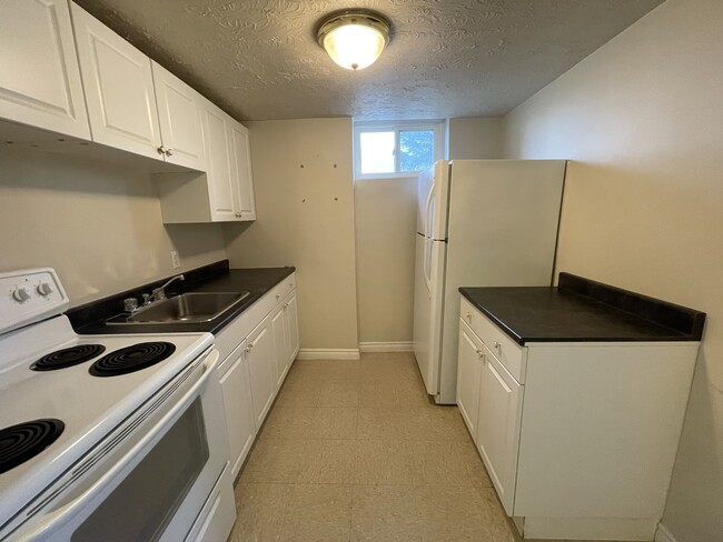 Building Photo - 562 Edward Ave