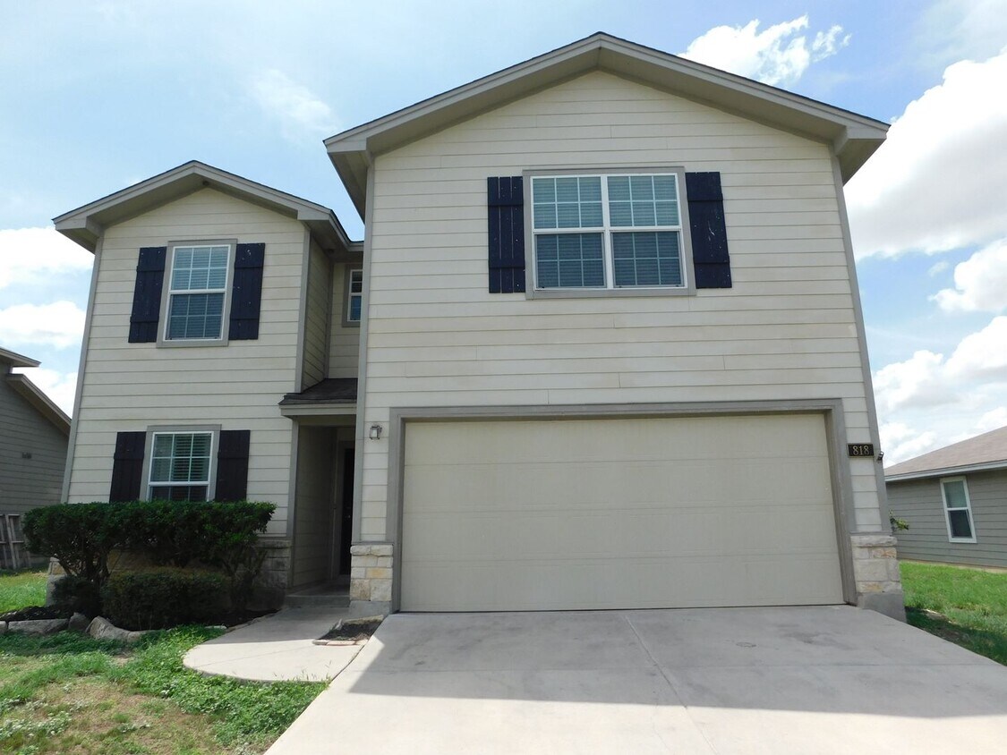 Foto principal - Beautiful, spacious 4 bedroom, 2.5 bath ho...