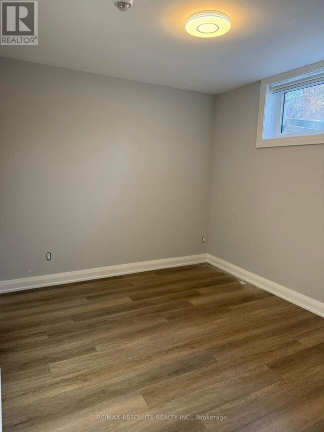 Photo du bâtiment - 270 Byron Ave