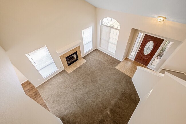 Foto del edificio - Charming East Austin 2-Story | 3BR | Spacious Yard & Modern Kitchen