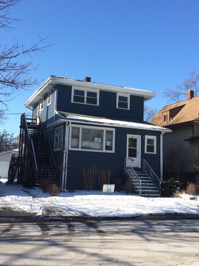 Building Photo - 825 Circle Ave