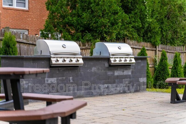 Foto del edificio - 969 Hopmeadow St