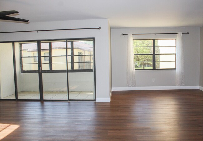 Foto del edificio - 2050 Oleander Blvd