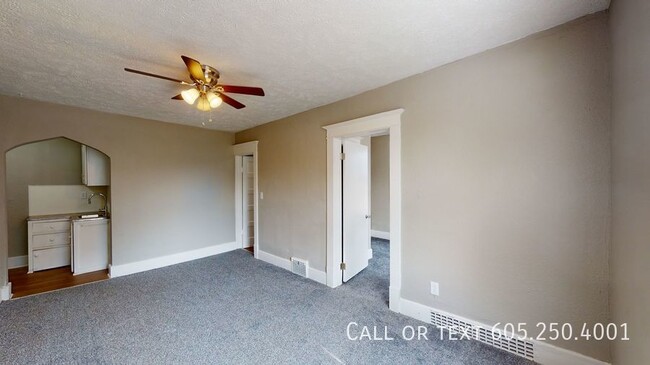 Building Photo - Newly Remodeled 1 Bedroom Apartment