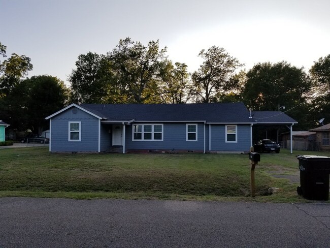 Building Photo - 1821 Garland Dr