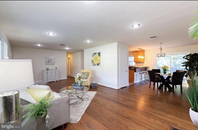 Foto del edificio - 10106 Phoebe Ln