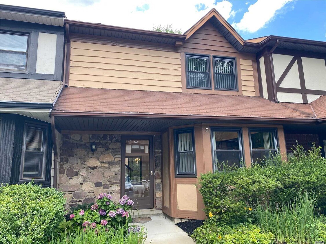 Primary Photo - 5 Cold Harbour Ln