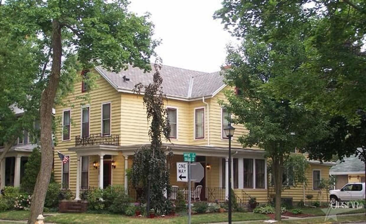 Building Photo - HUGE 5 Bedroom Home on the 3RFP Route (Wes...