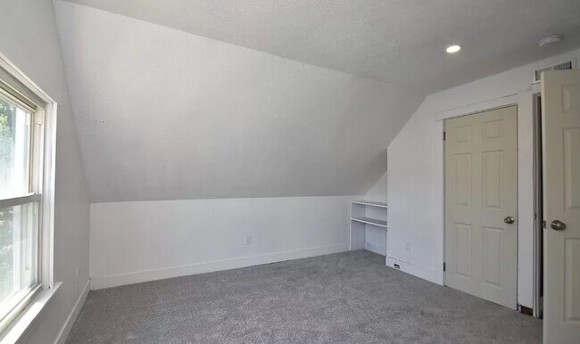 Foto del edificio - 1544 E 120th St
