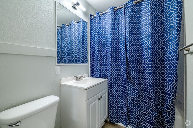 2BR, 1BA - 950SF - Bathroom - Meadowlark Apartments