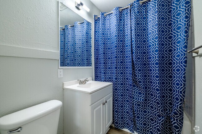 2HAB, 1BA - 950 ft² - Baño - Meadowlark Apartments