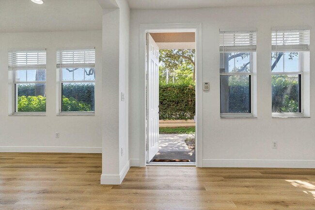 Building Photo - 450 Amador Ln