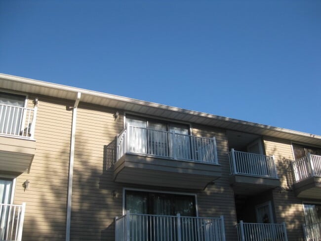 Building Photo - 735 Riverside Ave