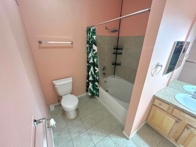 Foto del edificio - Charming 2BR Condo in Erie