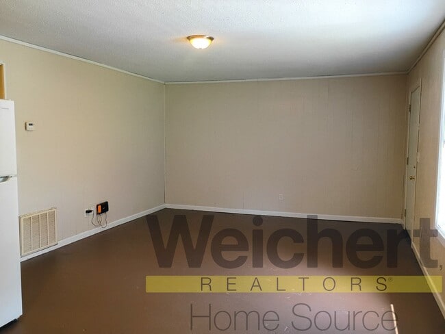 Building Photo - Updated 2-Bedroom with Easy Commute