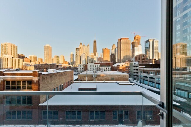 Building Photo - 858 N Franklin St