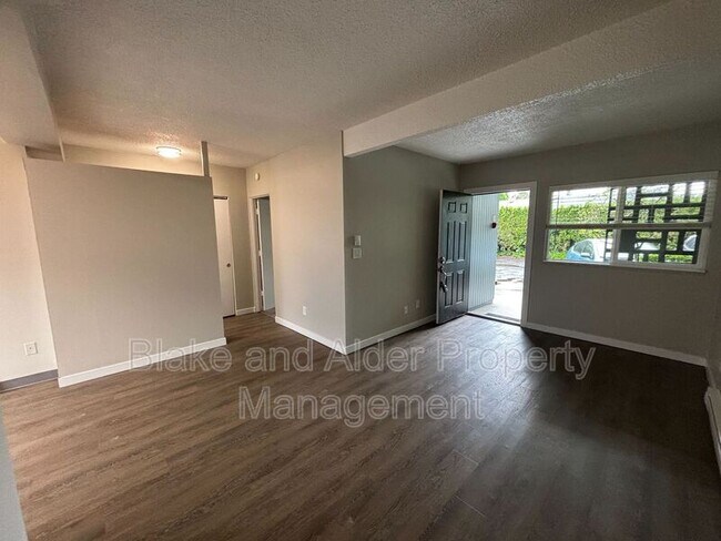 Foto del edificio - 5950 SW Hall Blvd