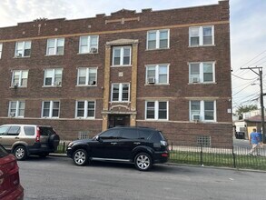 Building Photo - 4054 W Dickens Ave