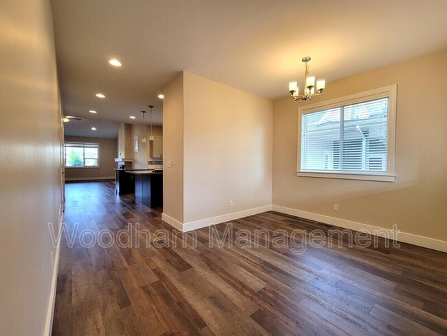 Building Photo - 560 Laurel Pkwy