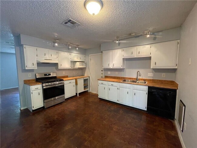 Foto del edificio - 7712 Elderberry Dr