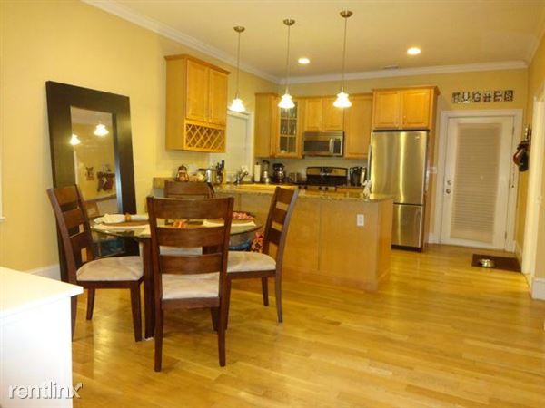 Building Photo - 560 E 8th St