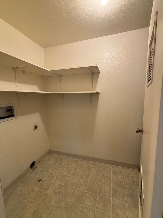 Building Photo - AVAILABLE NOW! 2 Bed 2 Bath - Near Fort Ca...