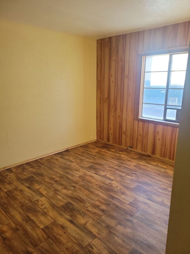 Building Photo - 905 N Lincoln Ave