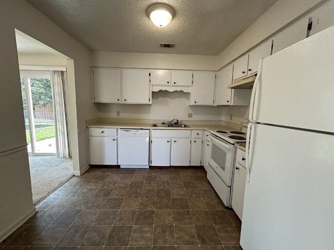 Building Photo - Home For Rent