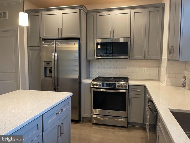 Building Photo - 23255 Milltown Knoll Square