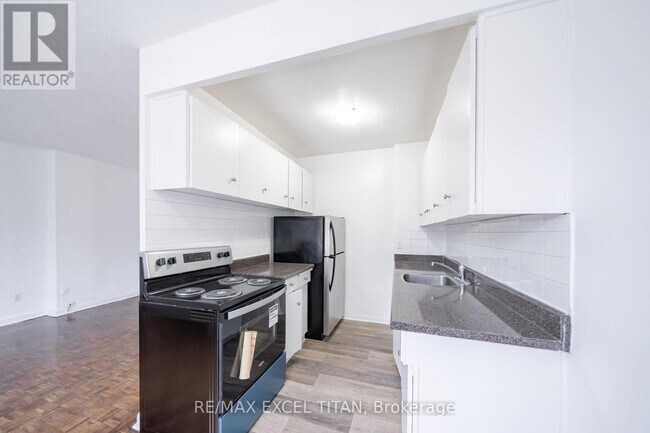 Photo du bâtiment - 2895 Bathurst St