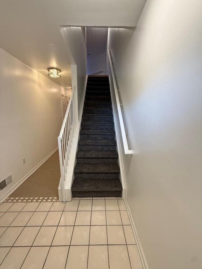 Building Photo - 1372 Village Dr