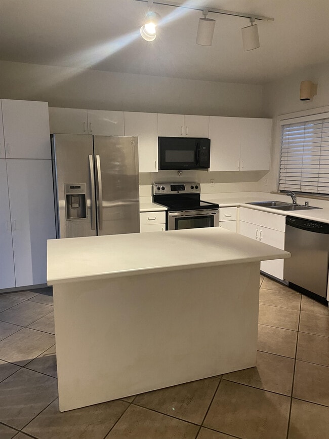 Building Photo - 91-1035-1035 Laaulu St