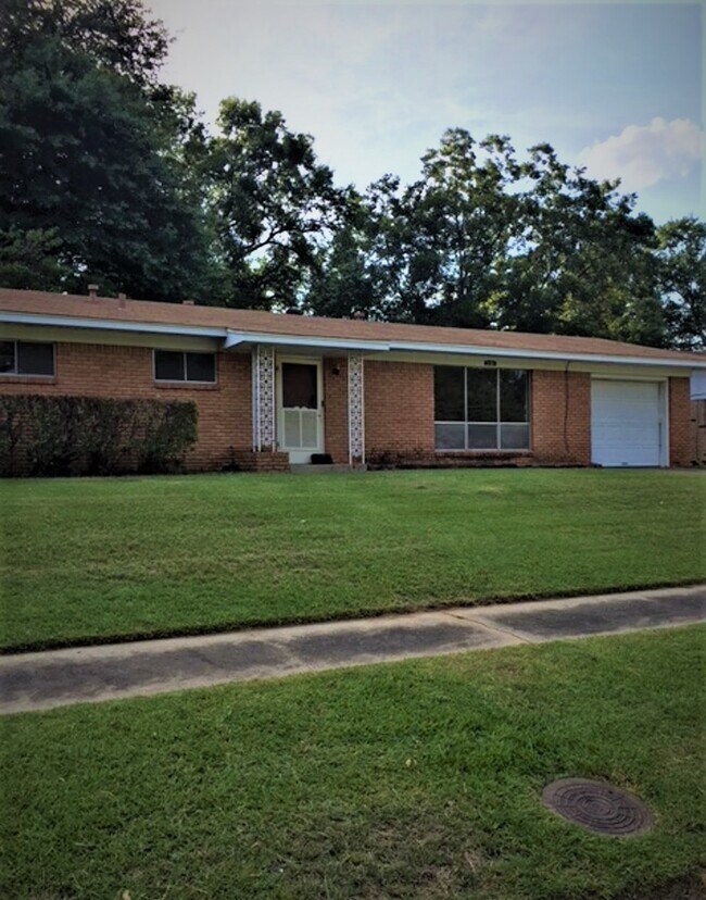 Building Photo - 3409 Robinhood Ln