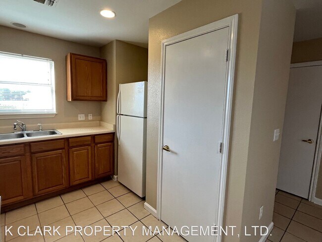 Building Photo - 4 br, 2.5 bath House - 10515 HUNTERS POND