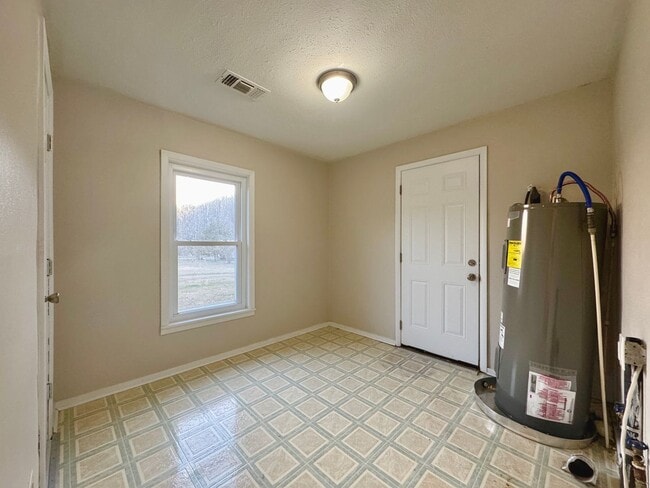 Building Photo - 2 Bedroom/ 1 Bath Home Between Cave City and Batesville!