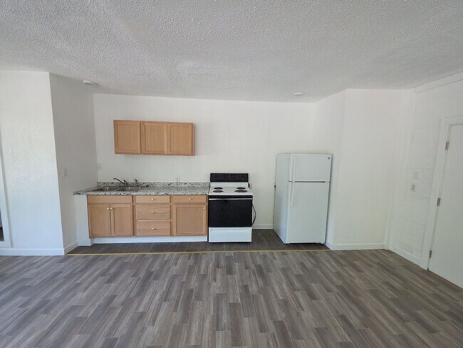 Building Photo - 13451 Lakeshore Dr