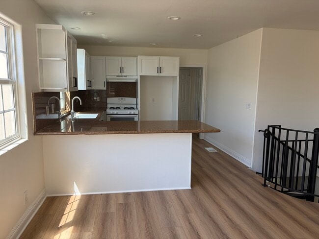 Building Photo - 3111 Bayview Dr