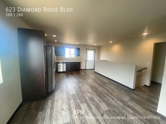 Foto del edificio - 623 Diamond Ridge Blvd