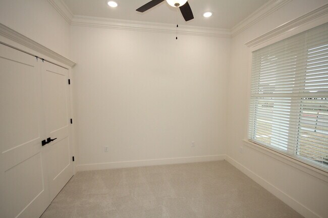 Building Photo - 1900 W Saddlebrook Ln