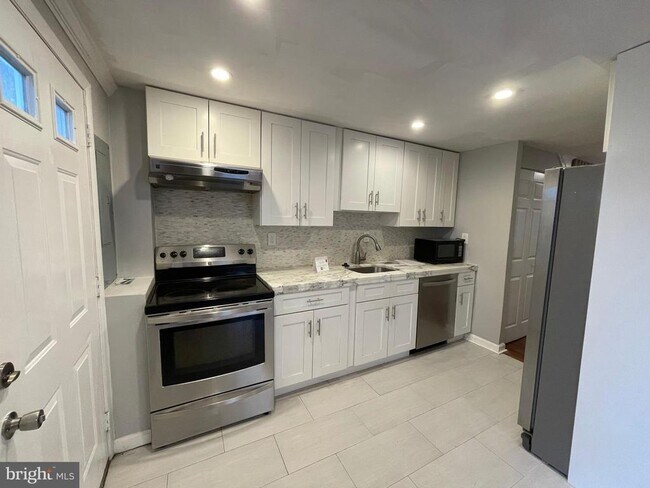 Building Photo - 7736 Greymont St