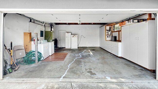 Foto del edificio - Light-Filled Home with Beautiful Garden & 2-Car Garage