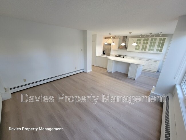 Photo du bâtiment - 11007-11083 83 Ave NW